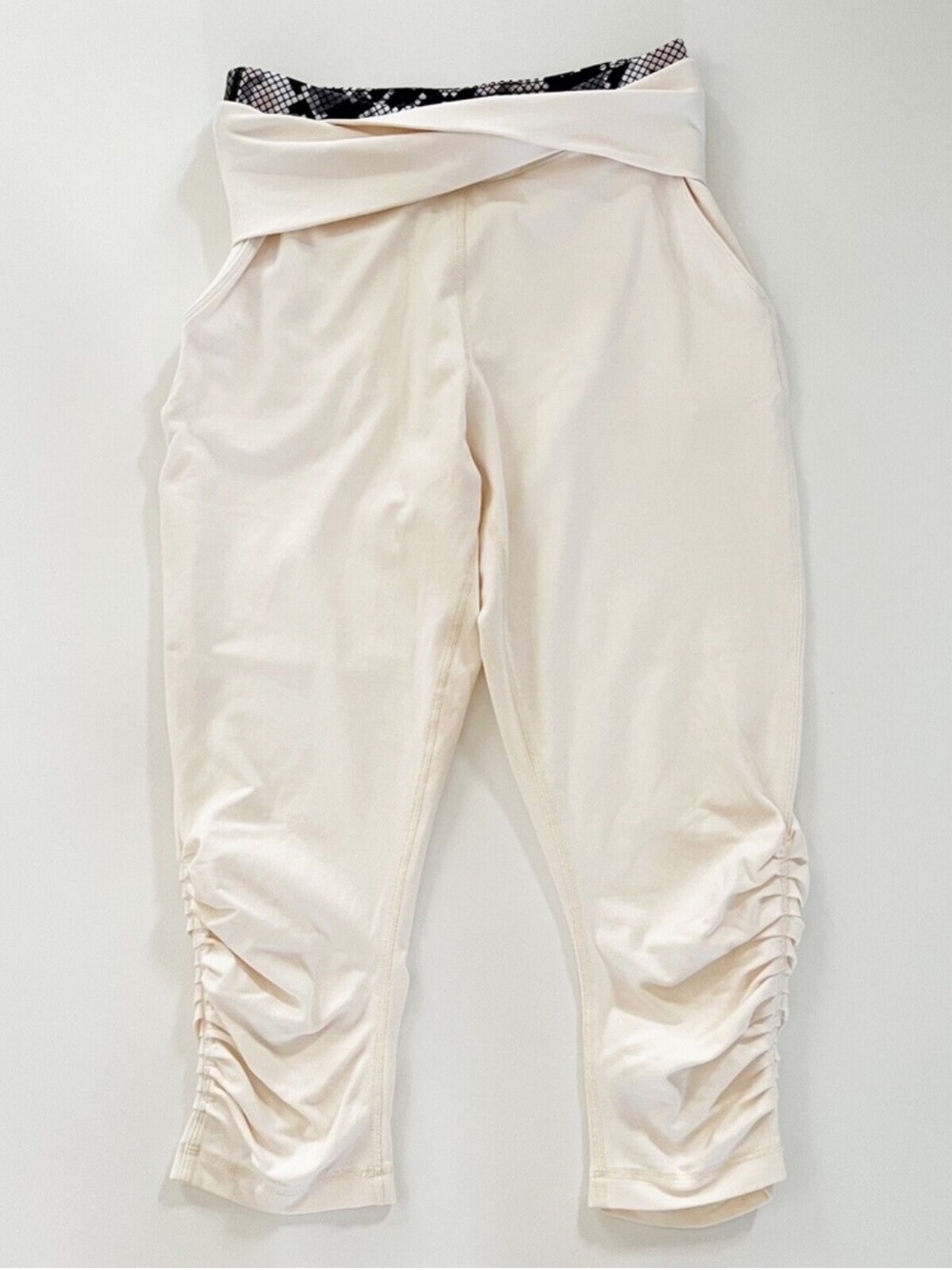 Lululemon Sunset Salutation Loose Fit Crop Yoga Pants Size 4 Creme White - Picture 1 of 9
